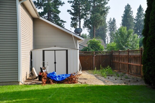Building Photo - 4 bed 3 bath home with second living room