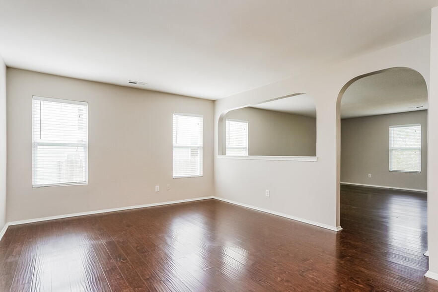 Building Photo - 3013 Van Dorn Rd