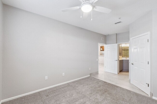 Building Photo - Upscale & renovated 3Bedrooms / 2Baths condo-unit in MetroWest community!