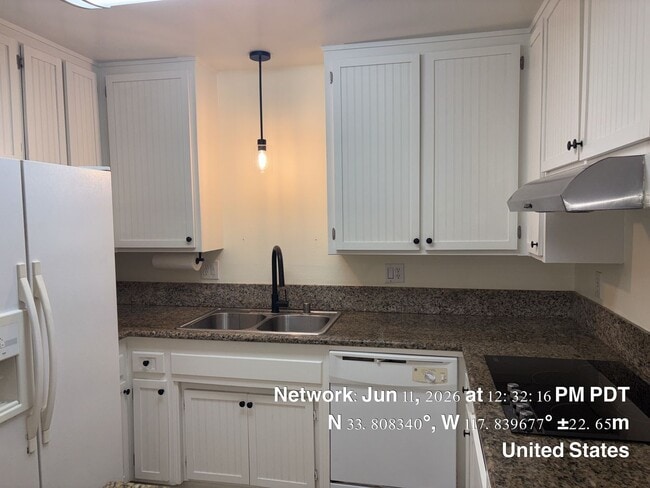 Building Photo - Two bed 1.5 bath townhome available now.