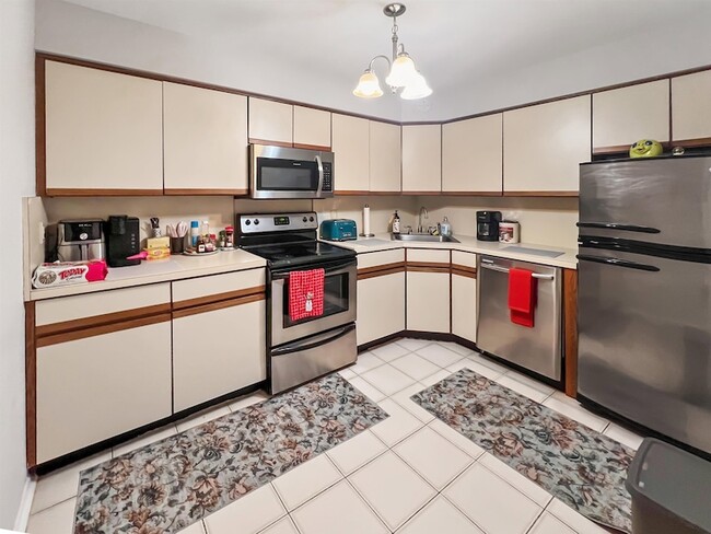 Building Photo - 1906 Paterson Plank Rd