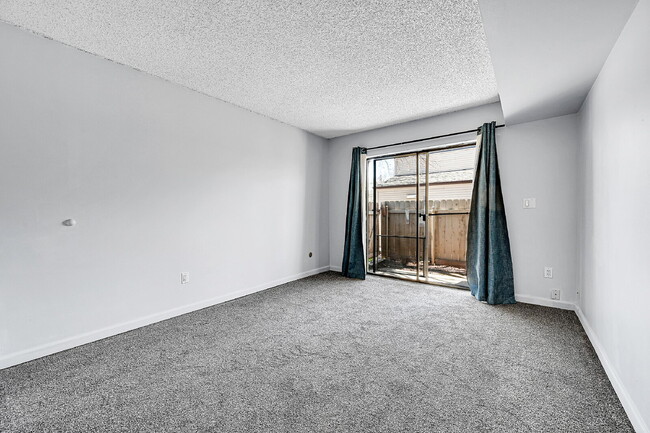 Building Photo - $1,300 - 1 Bed, 1 Bath Condo in Denver wit...