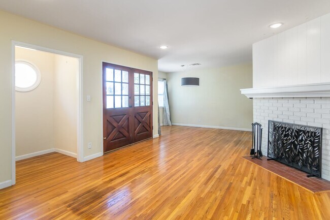 Building Photo - Spacious 3 Bedroom / 2 Bathroom Home in La...