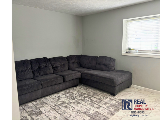 Building Photo - Three Bed, Two Bath Furnished Home Availab...