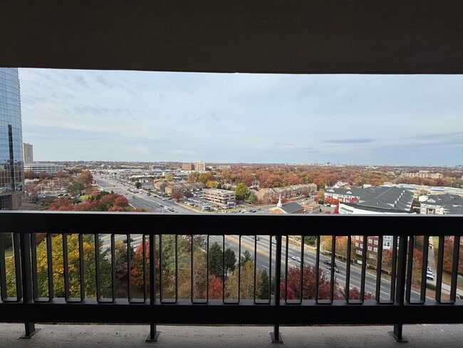 Building Photo - Bright and Spacious 1 Bed 1 Bath Condo Wit...