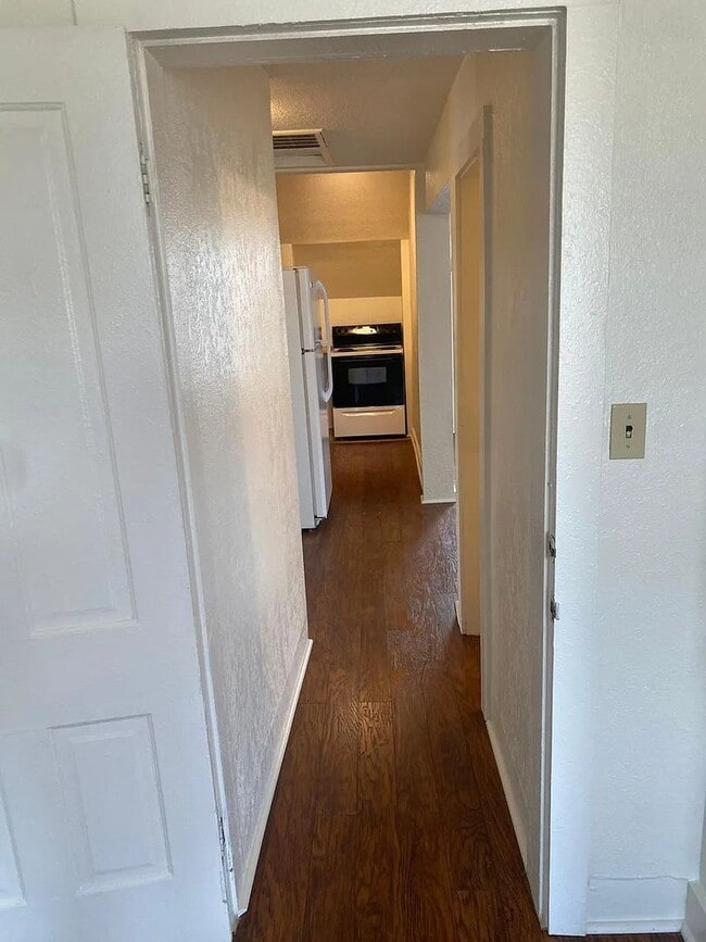 Building Photo - 404 S Marion St