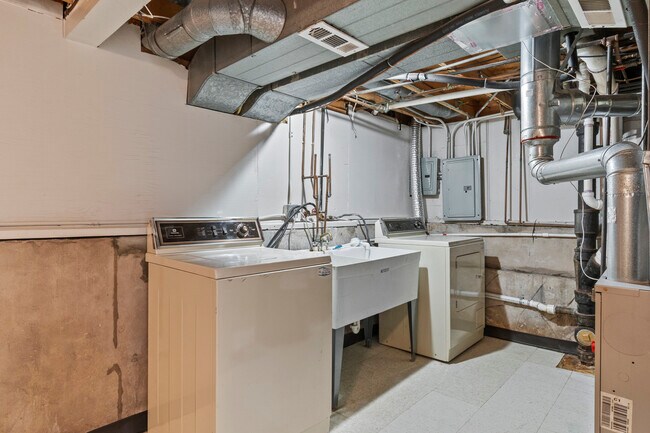Building Photo - 2425 Hessing St