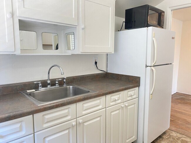 Building Photo - Charming Upstairs 1-Bedroom – Just Steps A...
