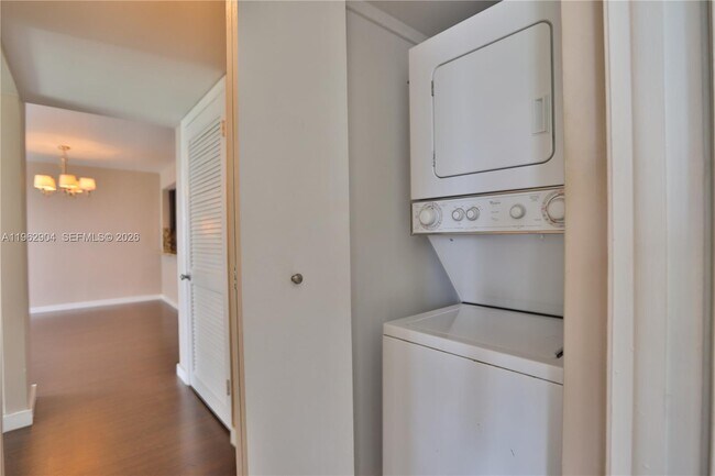 Building Photo - 600 NE 36th St