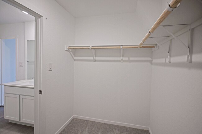 Building Photo - 2407 Shady Grv