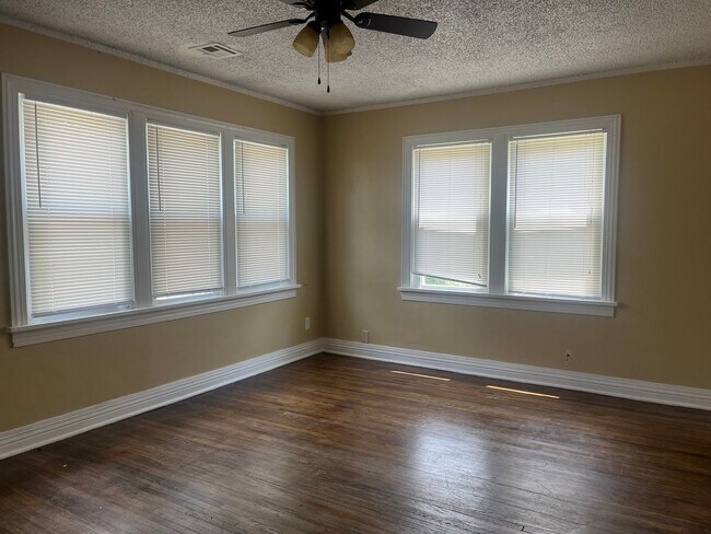 Building Photo - Charming 1 bed 1 bath 1930's bungalow in Midtown!