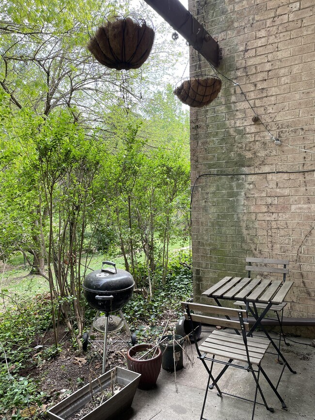 Building Photo - 3095 Hawthorne Dr NE