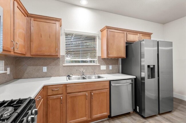 Building Photo - 410 Bandstand Ln