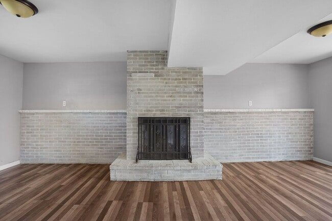 Building Photo - Spacious 4-Bedroom Home Near STL Airport i...