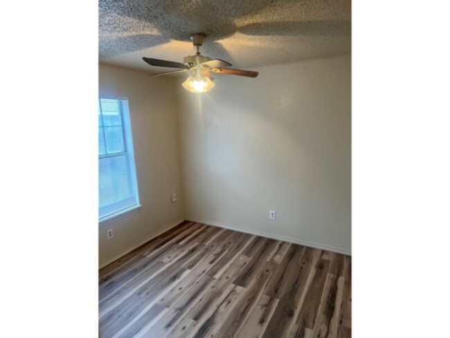 Building Photo - *****3 BEDROOM APARTMENT IN SEAGOVILLE******