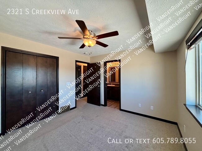 Building Photo - 2321 S CreekView Ave