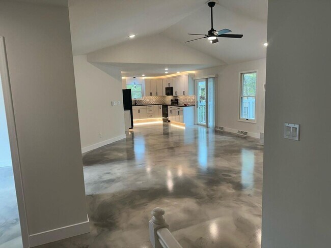 Building Photo - 5 Bed 4 Bath Home fenced yard