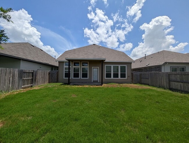 Building Photo - 4/2.5/2 with Large Game Room / Near Gruene...