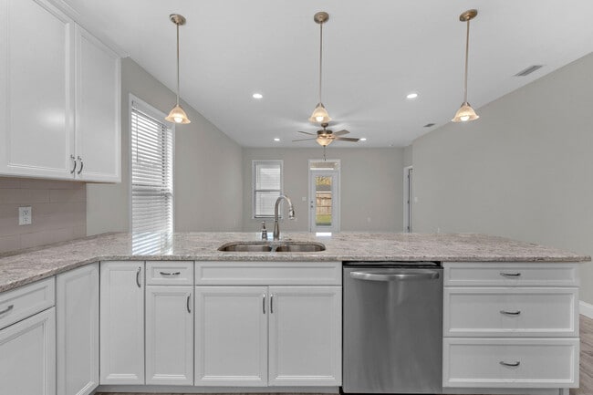 Building Photo - 702 Shady Ln Dr