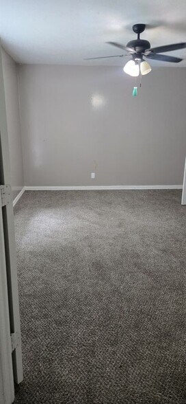 Building Photo - 324 Clary Dr