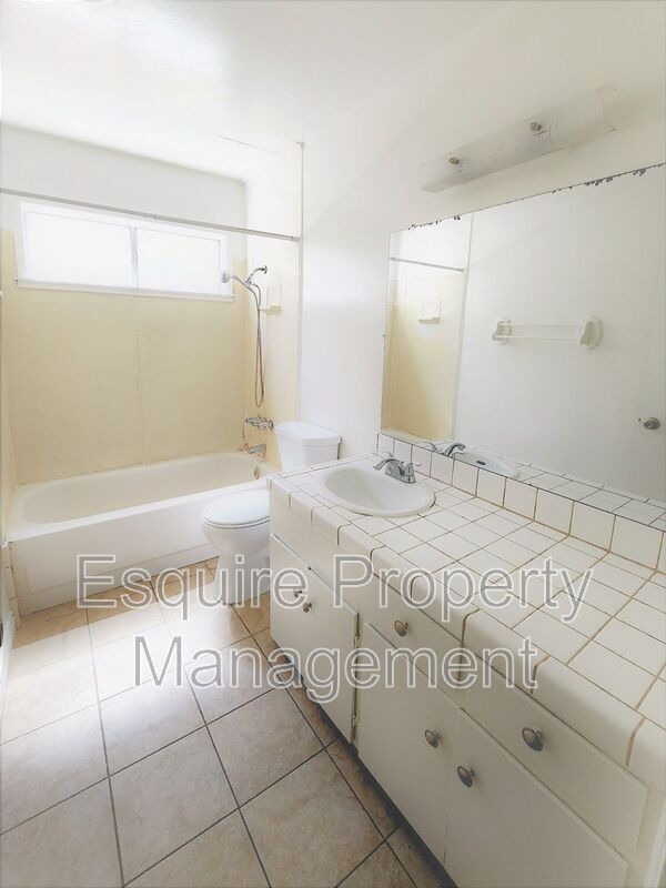 Building Photo - 2056 N Ventura Rd