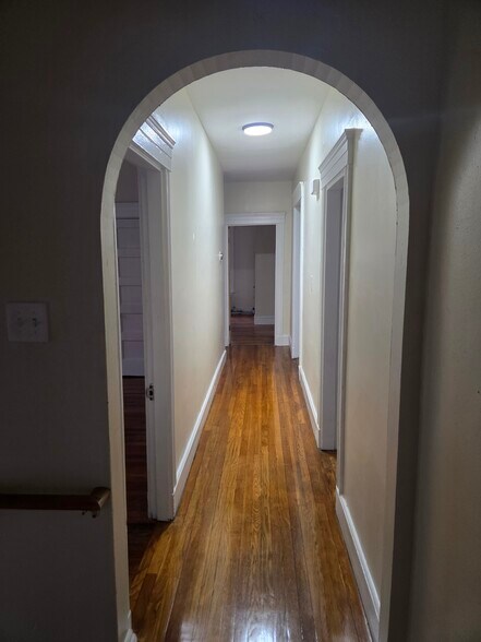 Building Photo - 82 Brent St