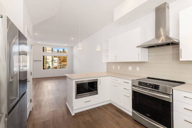 Building Photo - South Seattle Newer Townhome - Great location and floorplan