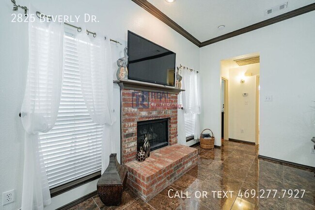 Building Photo - 2825 Beverly Dr