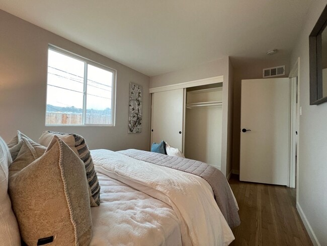 Building Photo - Remodel Detached 4 Bed / 2 Bath Home Near ...