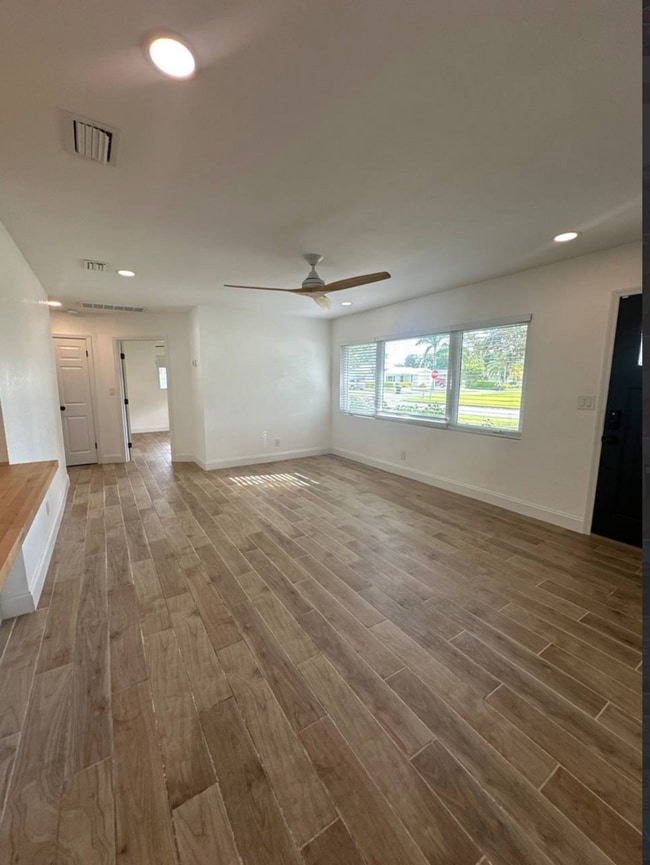 Building Photo - 4390 Maple St NE