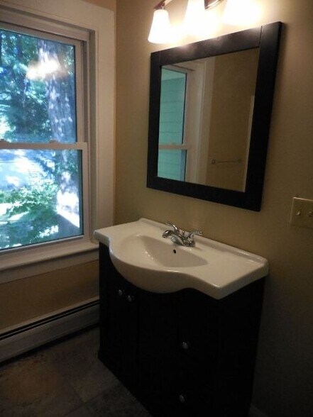 Building Photo - 11 W Green St