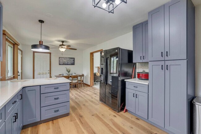 Building Photo - 3695 Montclair Dr