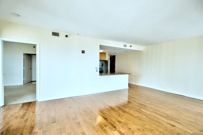 Building Photo - 57 E Delaware Pl