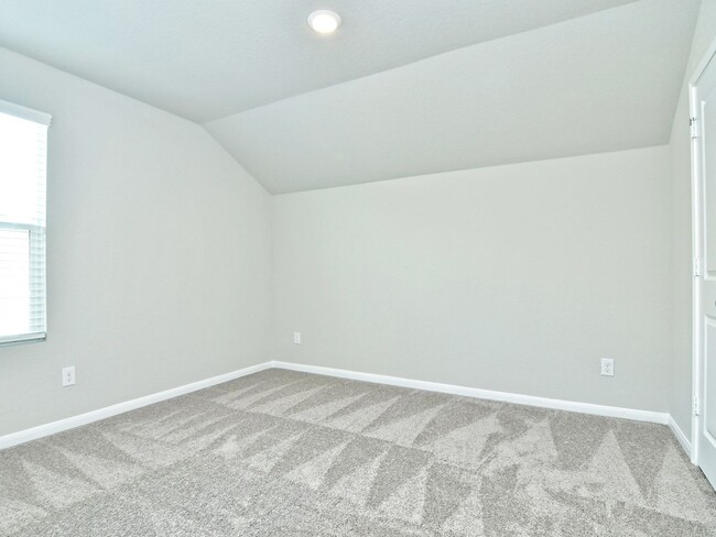 Building Photo - Large 3036 SF Home - 5 Bed/3 Bath + Media ...