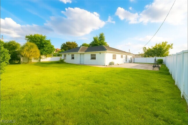 Building Photo - 1925 Gardner Ave