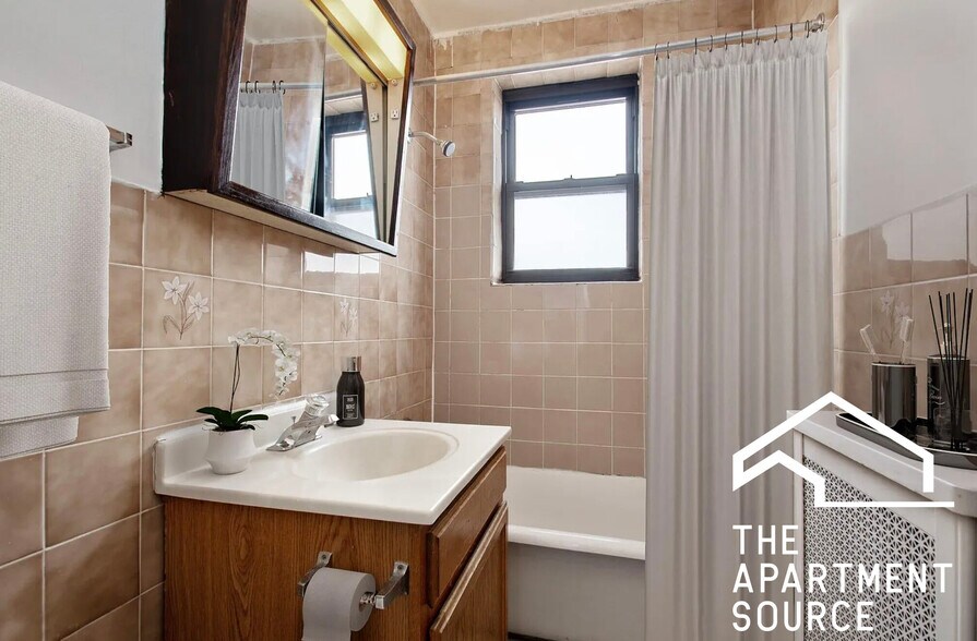 Building Photo - 737 W Belmont Ave