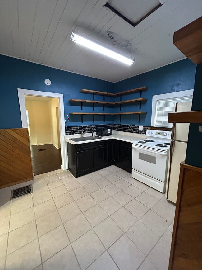 Building Photo - 1121 E 3rd St