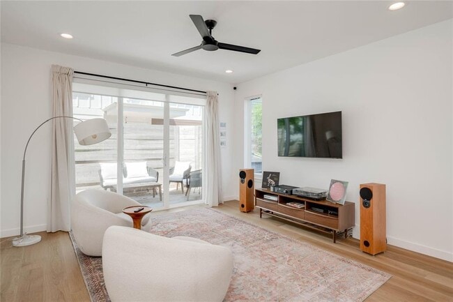 Building Photo - 1208 Luna St