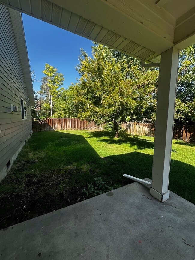 Building Photo - Beautiful 3 Bedroom Home- Centrally Locate...