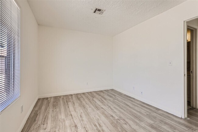 Building Photo - Stunning Recently Updated, 2 Bedroom Unit!