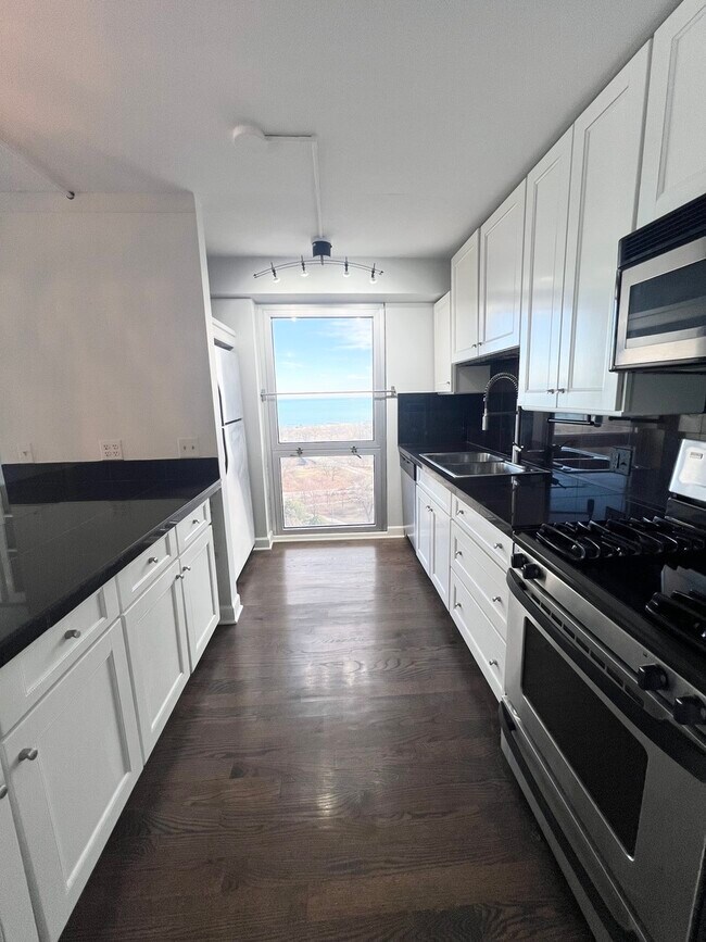 Building Photo - 1960 N Lincoln Park W