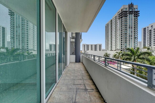 Building Photo - 1 bedroom and 1 bath condo located east side of Biscayne Blvd Miami Florida