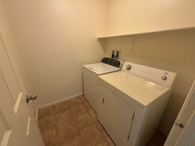 Building Photo - GUARD GATED 3 BED 2.5 BATH 2 CAR GARAGE TOWNHOUSE w/ 3 FLOORS