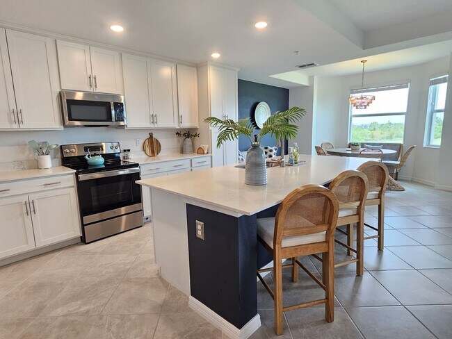 Building Photo - Annual UNFURNISHED or FURNISHED for your convenience: 2 Bedroom 2 Bathroom 2nd Floor Elevator acc...