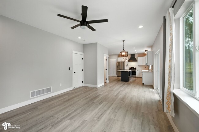 Building Photo - Charming & Updated 4BD/2.5BA!