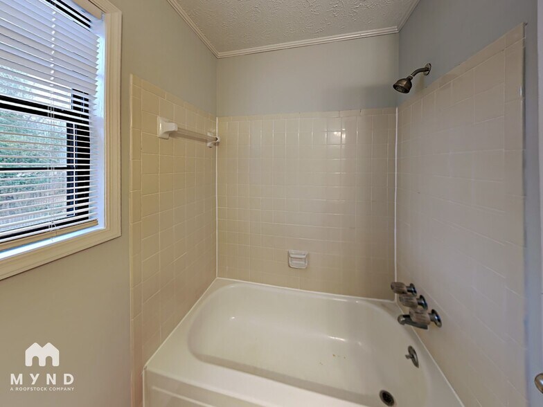 Building Photo - 4832 Wyndam Dr