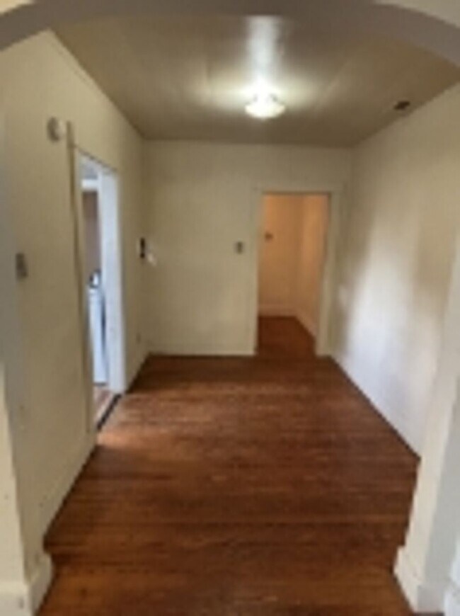 Building Photo - 147-B Center Street