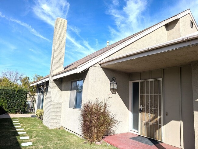 Building Photo - 2 Stories SFR - 4 Bedrooms + 2 Baths.  AVAILABLE NOW!