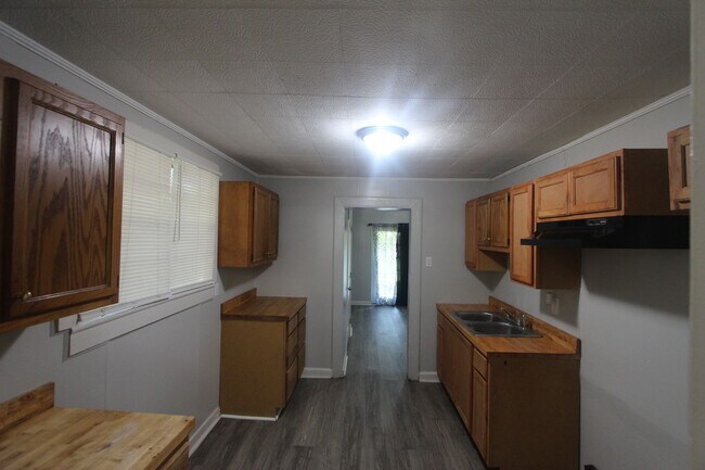 Building Photo - New On The Market!  Fresh Updates!!