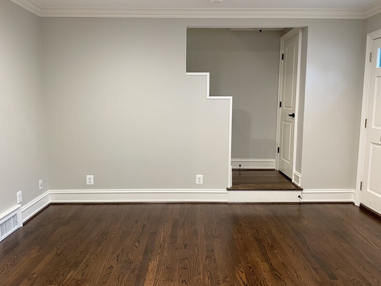 Living room with crown molding - 1608 Graefield Rd